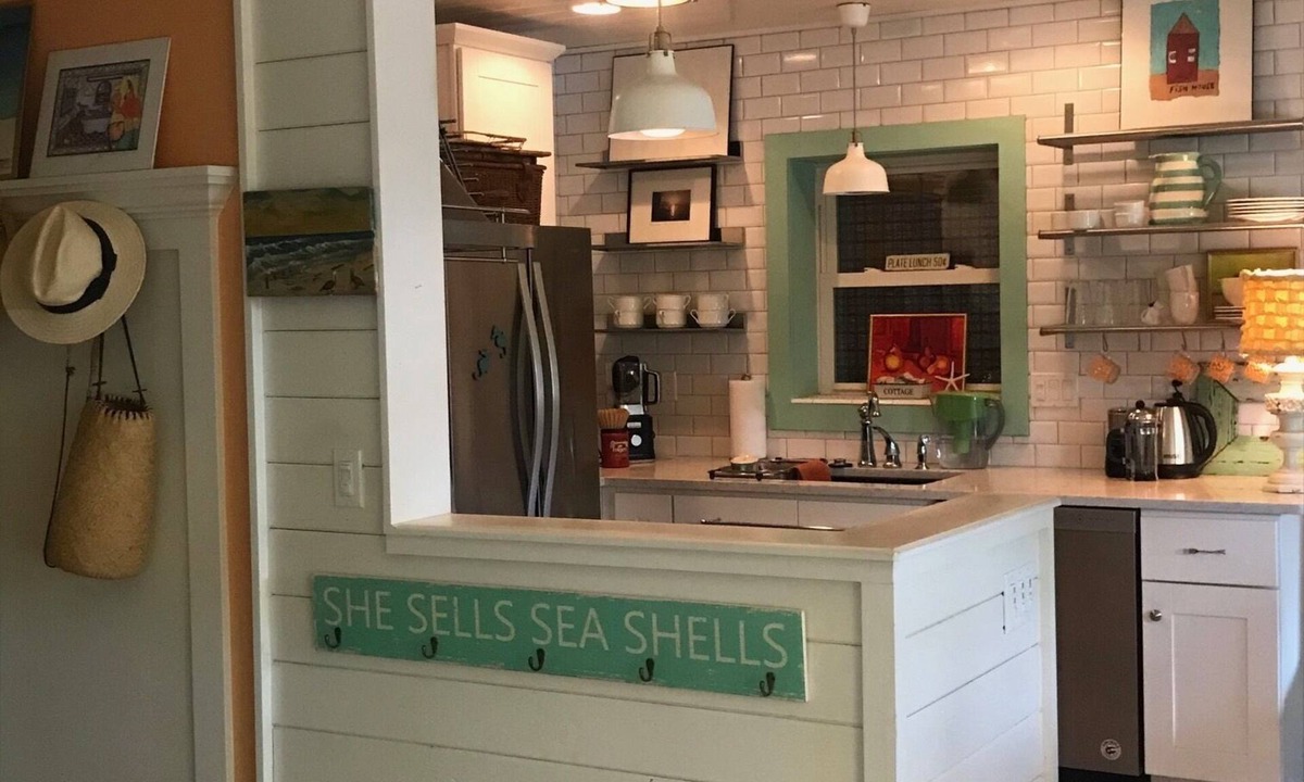 Anna Maria Cottage | Barefoot Gypsy = Steps to beach | Near Bayfront Park | Bean Point | Rod & Reel