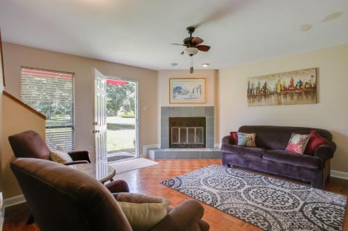 Westminster House | Baton Rouge Townhome w/Pool Access - 7 Mi to LSU!
