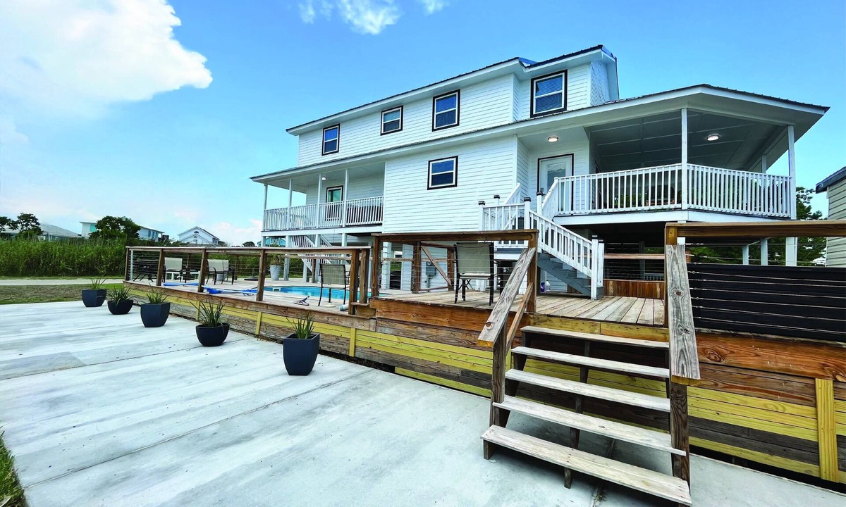 Shoreline Park House | Bay Watch - 5Br 3.5 Ba Waterfront Home with pool pet friendly