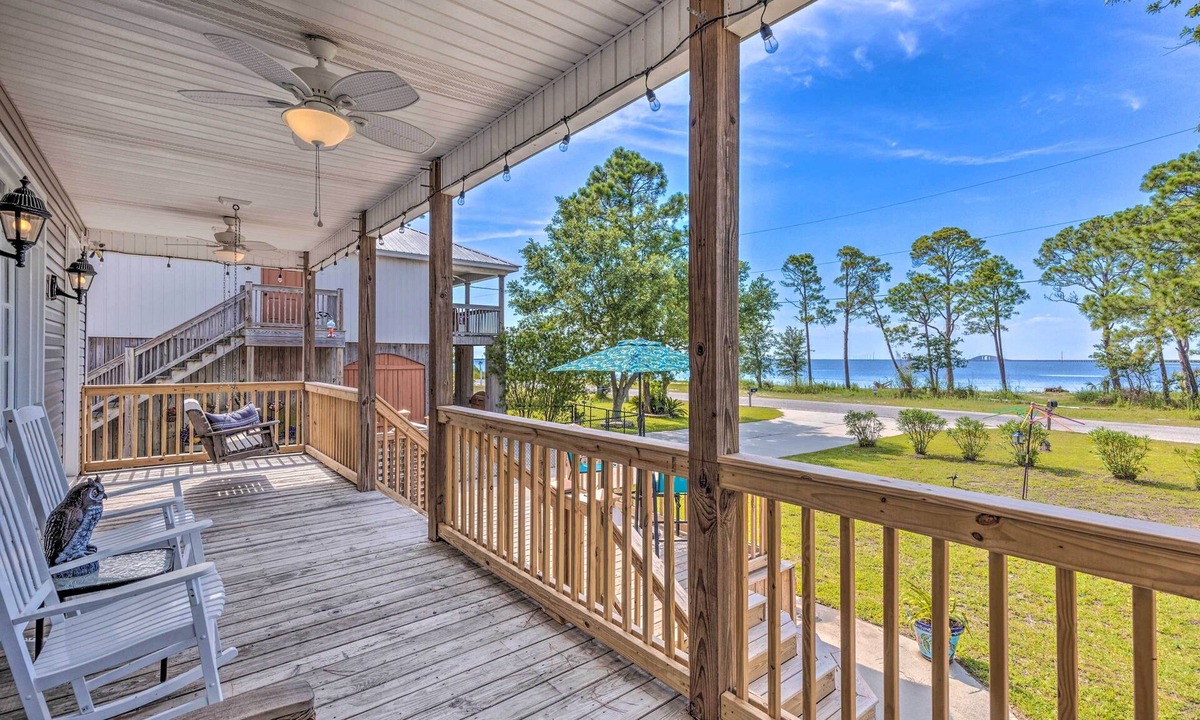 Dauphin Island House | Bayfront Home with Kayaks, Paddleboards and Bikes