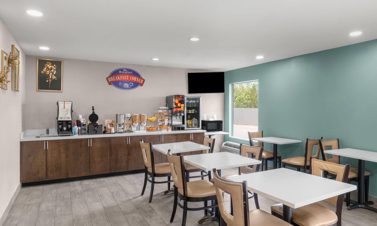 Iowa Hotel | Baymont by Wyndham Iowa Lake Charles