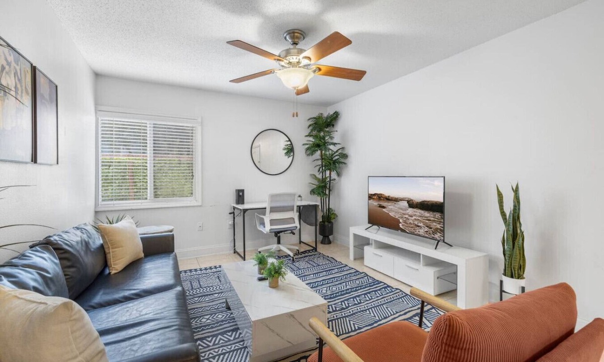 SoHo Apartment | Bayshore Bliss | King Suite + Pool & Gym