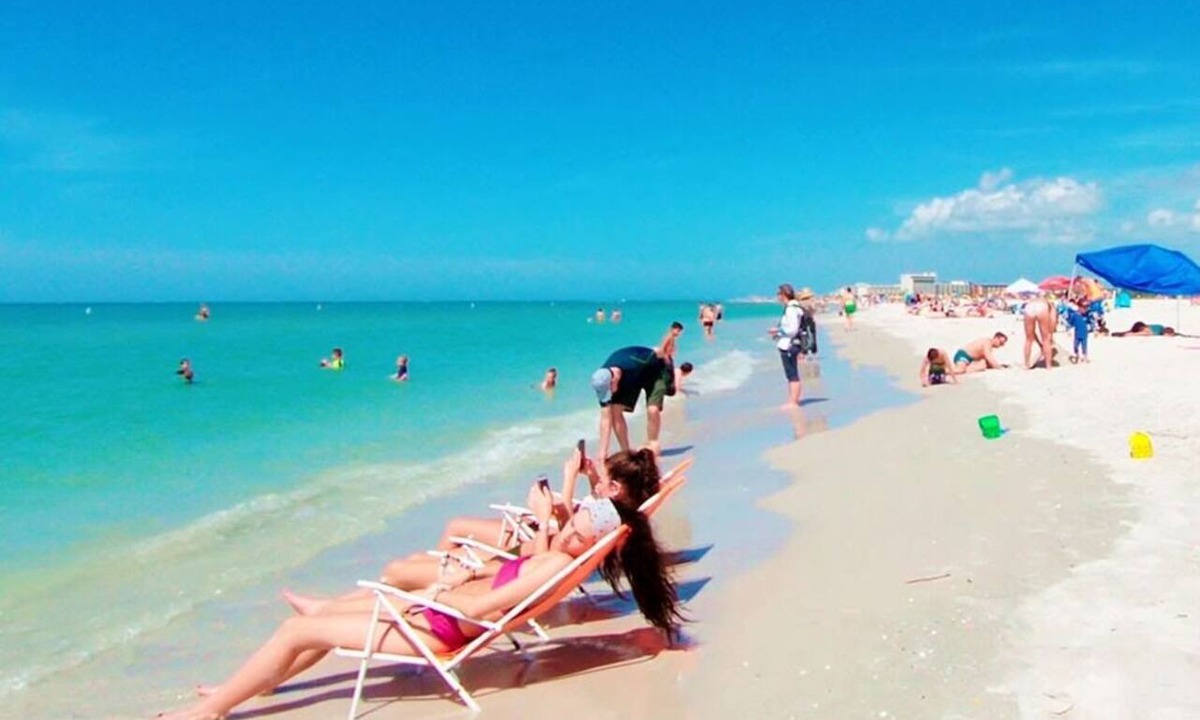 Treasure Island Hotel | 🩴BBR #9, Steps to the Beach, Heated Pool w/Kitchenette & King Bed!