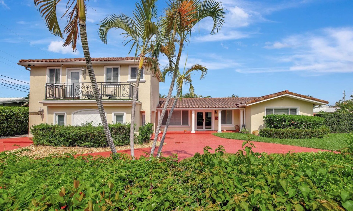 Lauderdale-by-the-Sea House | Beach Duplex 3br Manor with Heated Pool