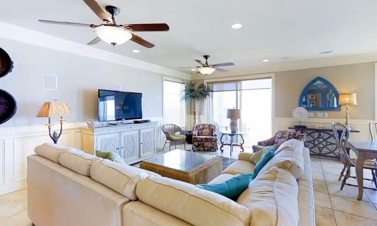 East End House | Beach front, pet friendly, swimming pool, 6 bedrooms & baths!