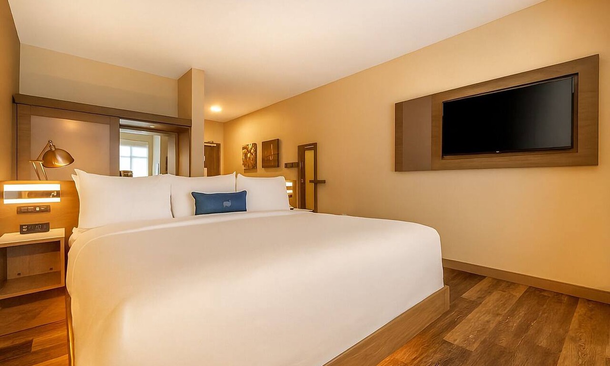 Lauderdale Beach Hotel | Beach Getaway! Stylish Unit, Steps to Beach, Pool, Valet Parking