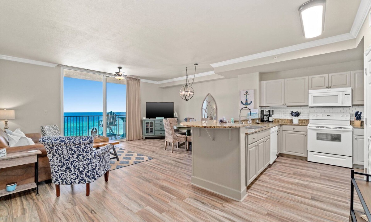 Panama City Beach Condo | Beachfront + Complimentary Beach Service | Near Pier Park
