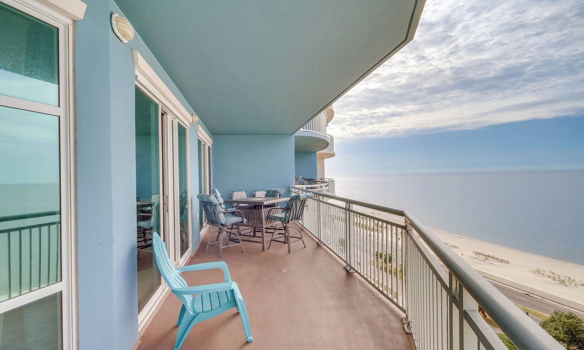 Gulfport Apartment | Beachfront Gulfport Vacation Rental w/Balcony!