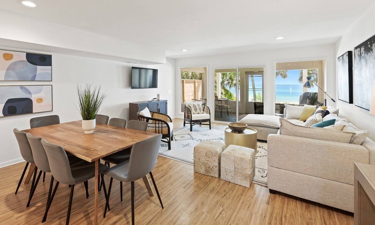 Hollywood Beach House | Beachfront House, Sleeps 8! Free Round of Golf Daily Incl, Fam Fav
