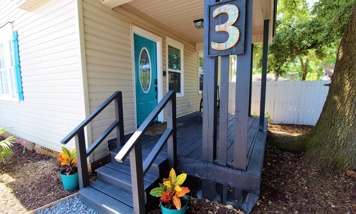 Navy Point House | Beachy Bungalow for Family Fun! Walk to local Beach!