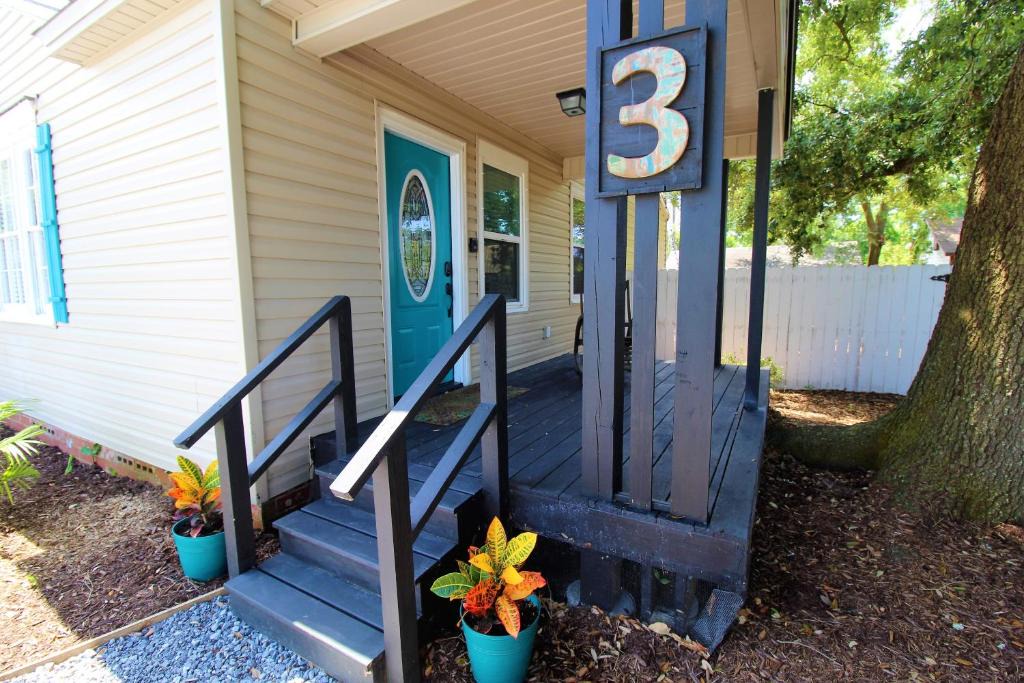 Navy Point House | Beachy Bungalow for Family Fun! Walk to beach!
