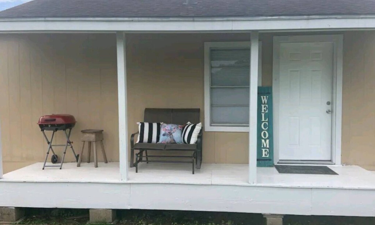 Beaumont House | Beaumont Bungalow 1/1 Furnished/Pet Friendly-Nederland, Port Neches, Port Arthur