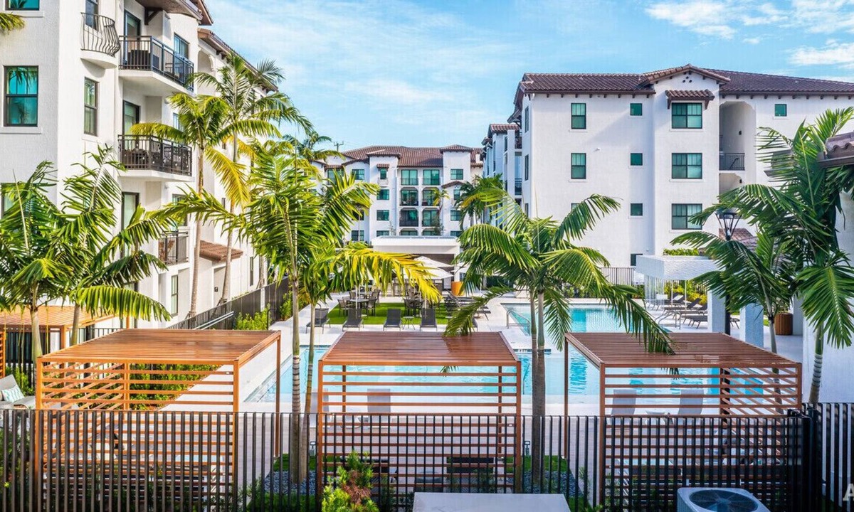 Miramar House | Beautiful 1 bedroom apartment with balcony and resort style pool,gym & parking