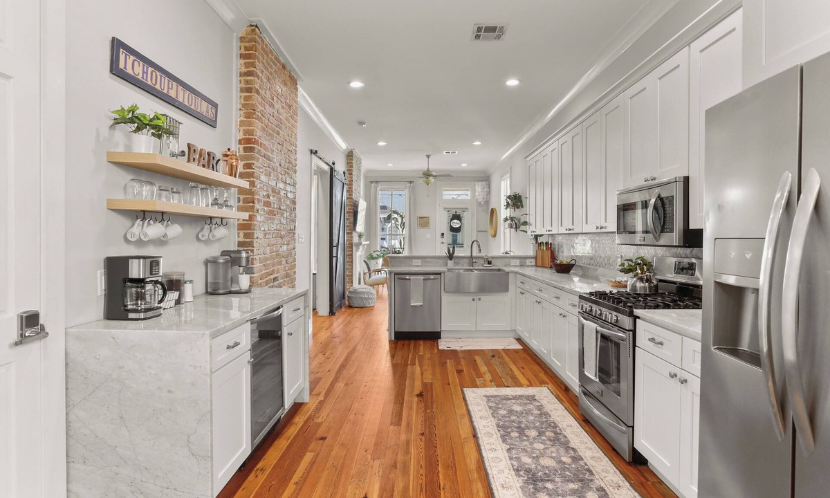 West Riverside House | Beautiful 3bed 2Ba Home in Uptown New Orleans! Close to Magazine St/Universities