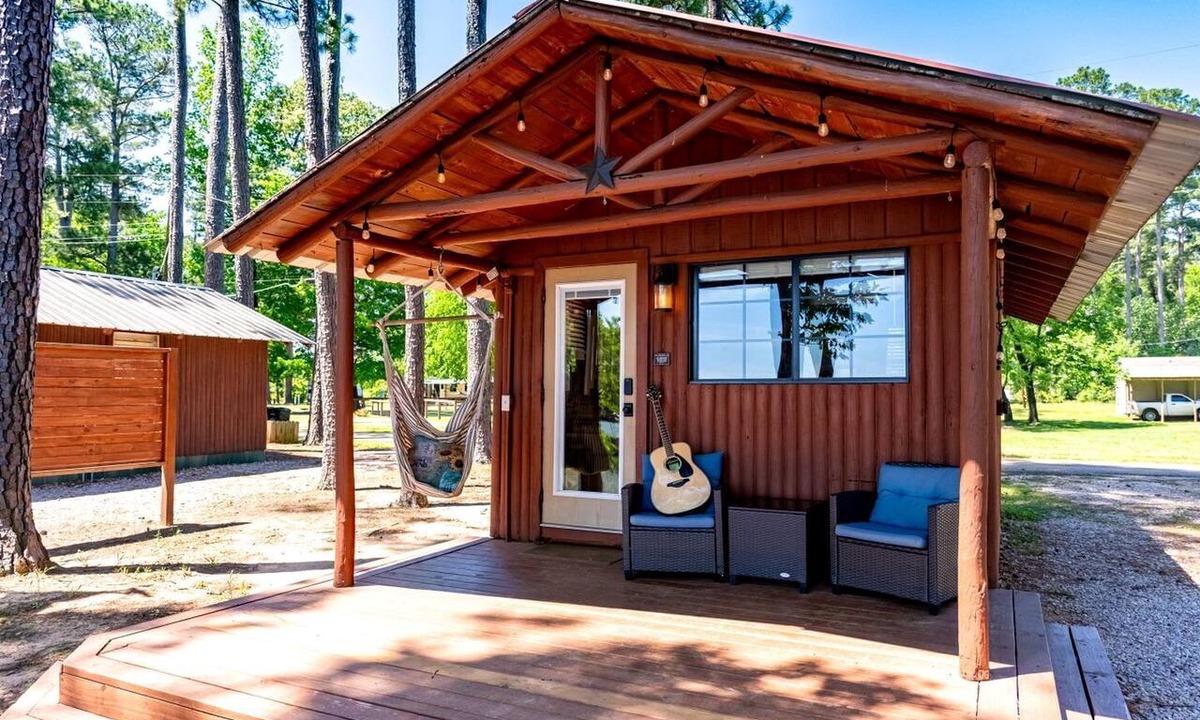 Hemphill Cabin | Beautiful Cabin by the Lake Nestled in Sabine National Forest for a Romantic Retreat in Hemphill, Texas