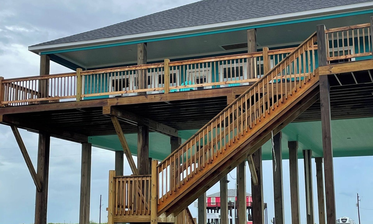 Port Bolivar Cabin | Beautiful Canal front Cabin, Golf Cart Ride to Beach, 2 miles New Rollover Pier