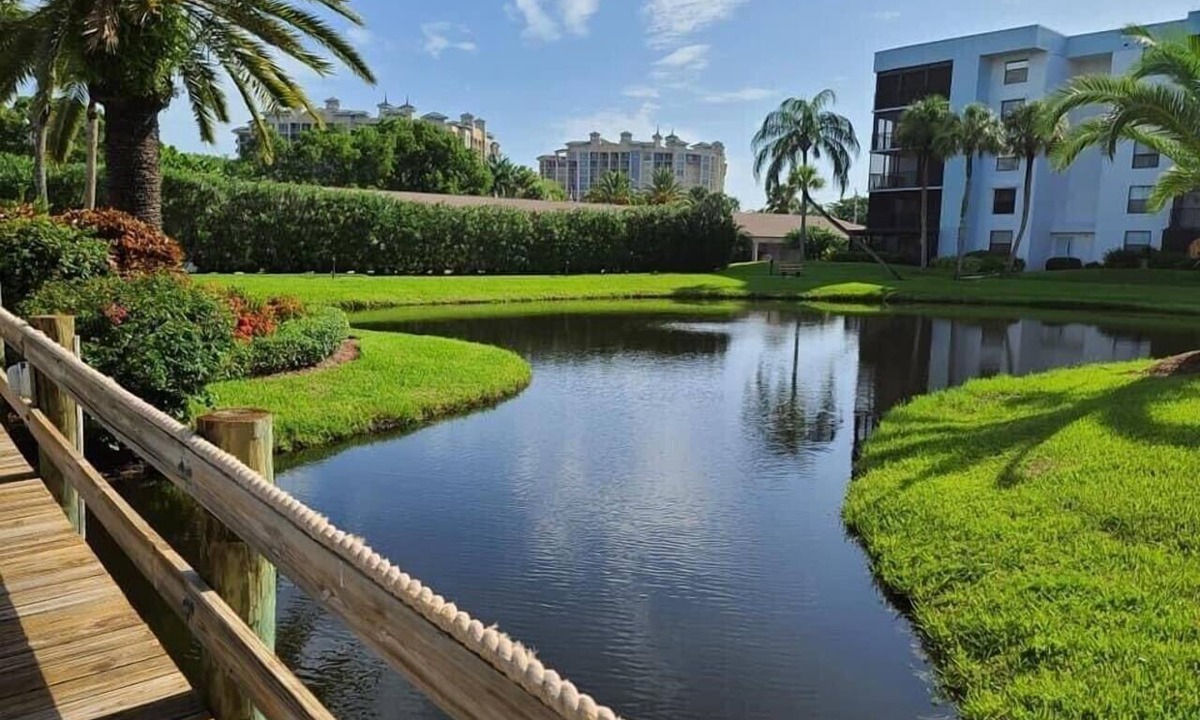 Fort Myers Condo | Beautiful condo perfectly positioned along the Caloosahatchee River,