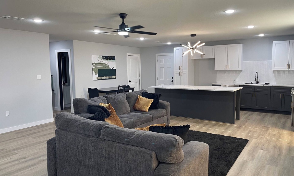 Orange House | Beautiful cozy 4 bedroom home