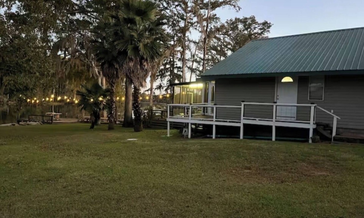 Jennings House | Beautiful home located on the Mermentau River