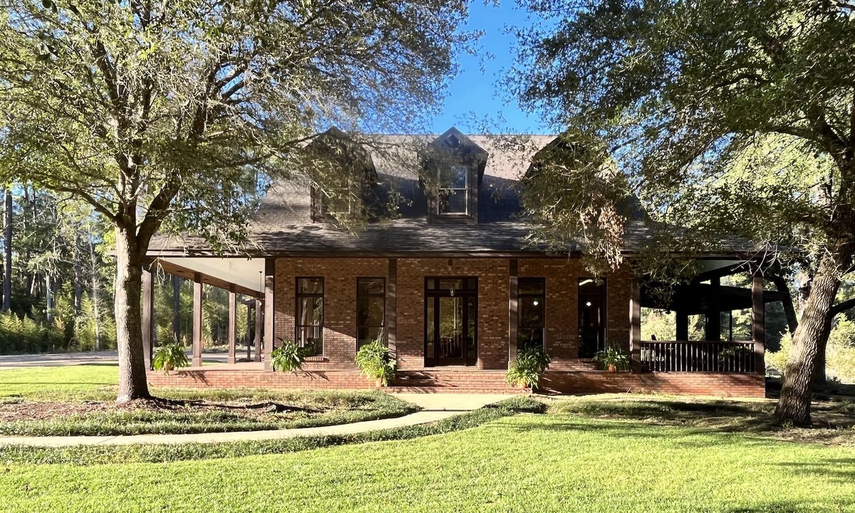 McComb House | Beautiful secluded executive style home yet close to town.