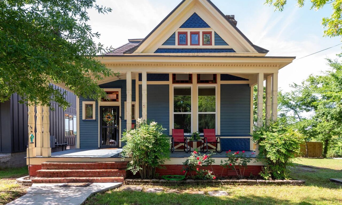 East of Broadway Cottage | Beautiful two-bedroom cottage nestled in the heart of vibrant SoMa.