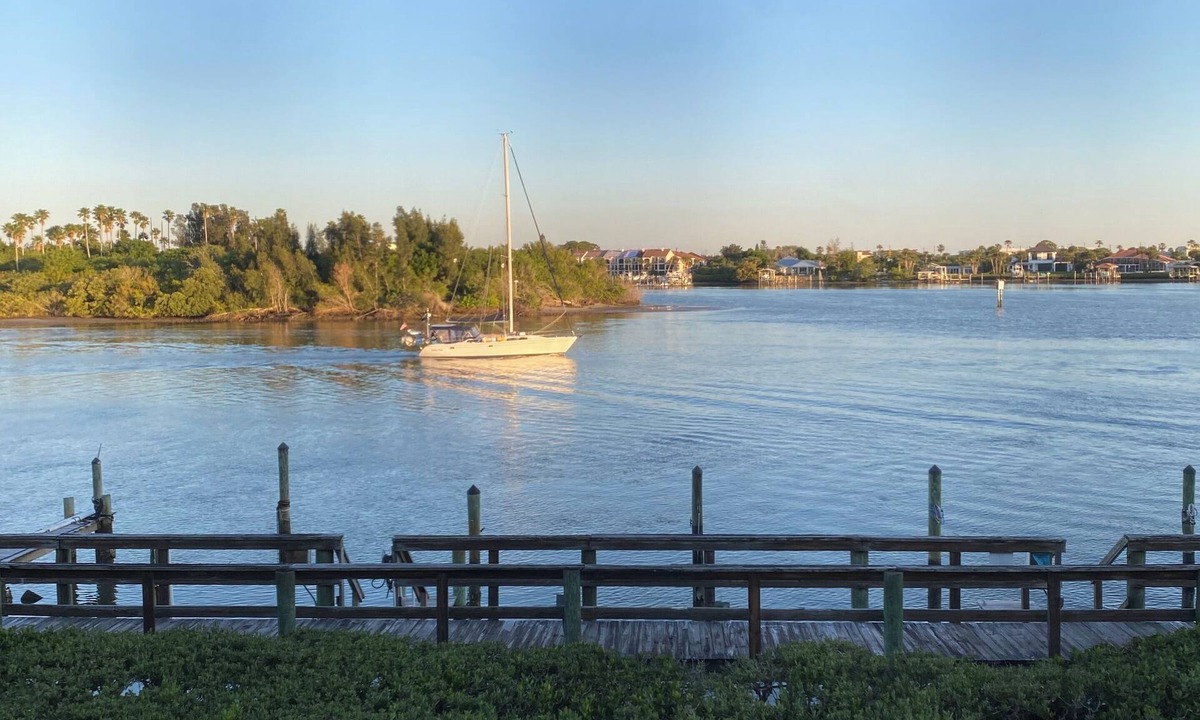 New Smyrna Beach Condo | Beautiful Waterfront Condo.Watch the boats and dolphins!