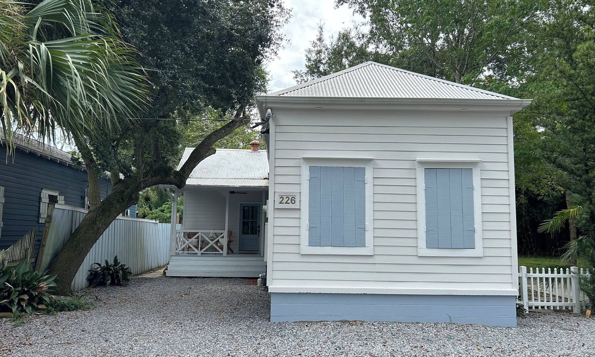 Old Town House | Beautifully Renovated 3-bedroom cottage in Old Town BSL. Close to Everything!