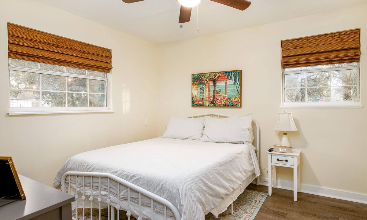 St. Petersburg Cottage | Beautifully restored Cottage -Pet friendly - firepit & gazebo -Centrally located