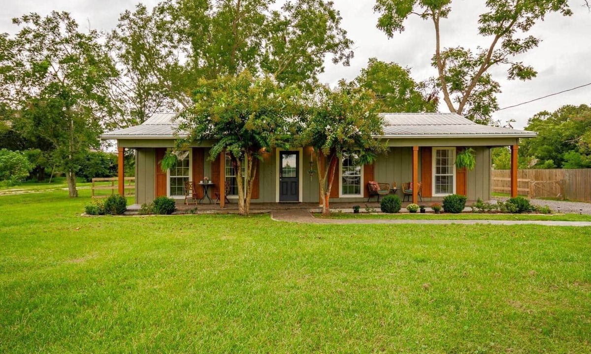 Fairhope House | Bella’s by the Bay Pet friendly, fenced yard