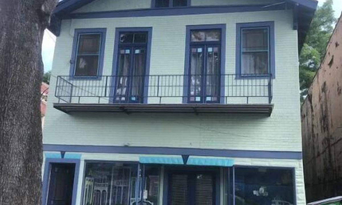 Algiers Point Apartment | Best of Both Worlds: 3 Minute Ferry Ride to FQ. Mardi Gras week available!
