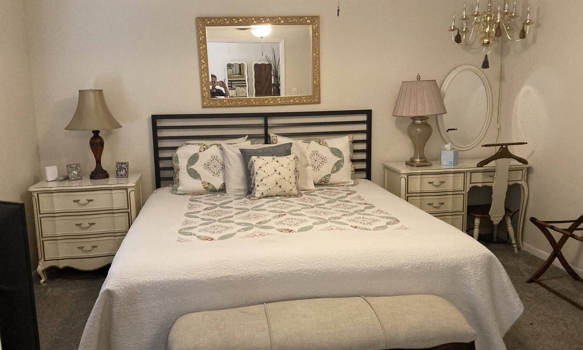 Tyler House | BestStays@Queen Bee Cozy for couples and small families