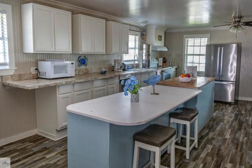 Grand Isle Hotel | Blue Dolphin Inn and Cottages