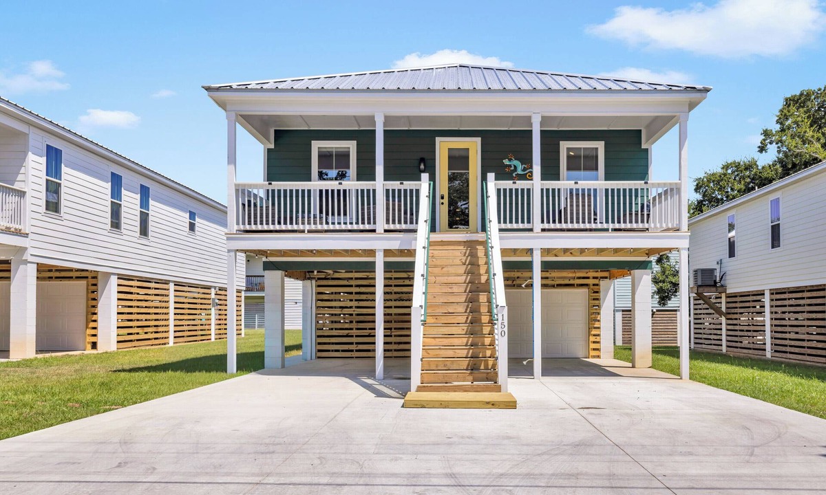 Gulfport House | Blue Horizon Beach House 5 Bedrooms 4 Baths 9 Beds Walk to Beach Prime Location