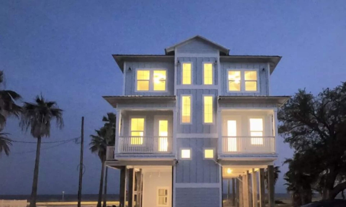 Biloxi House | Blue Pelican 2 Beachfront Vacation Rental Home
