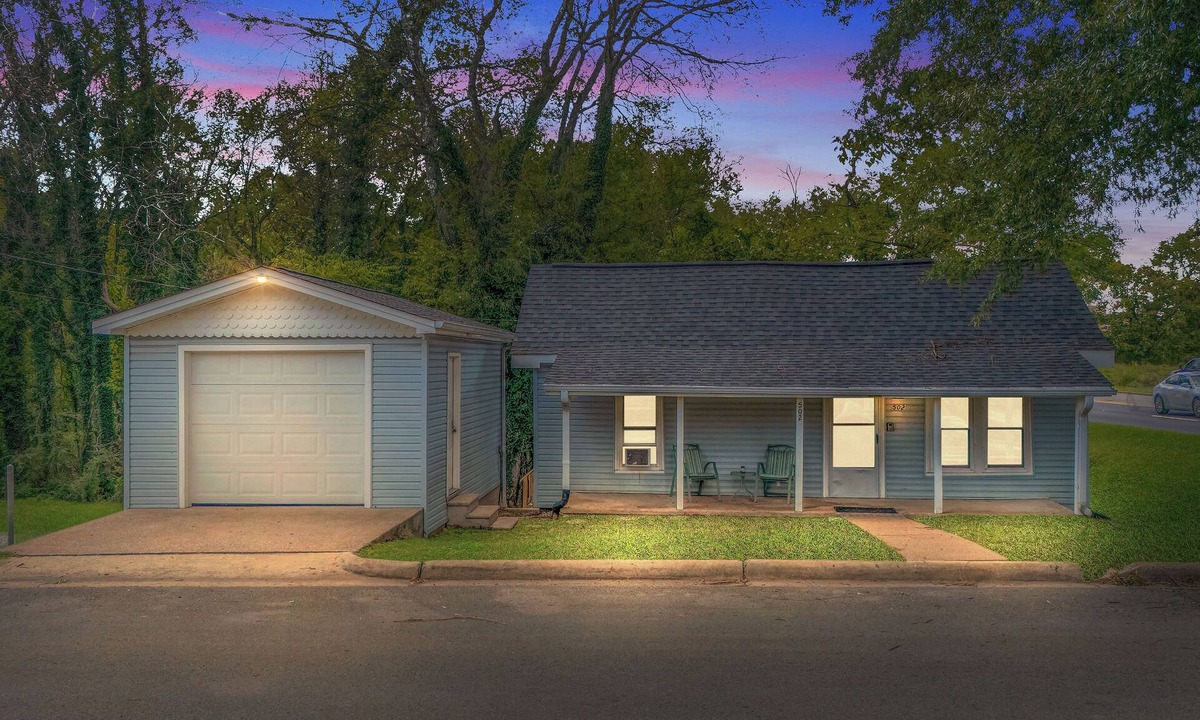 East Florence Cottage | Boat Parking Shore Power Dog-Friendly Cottage