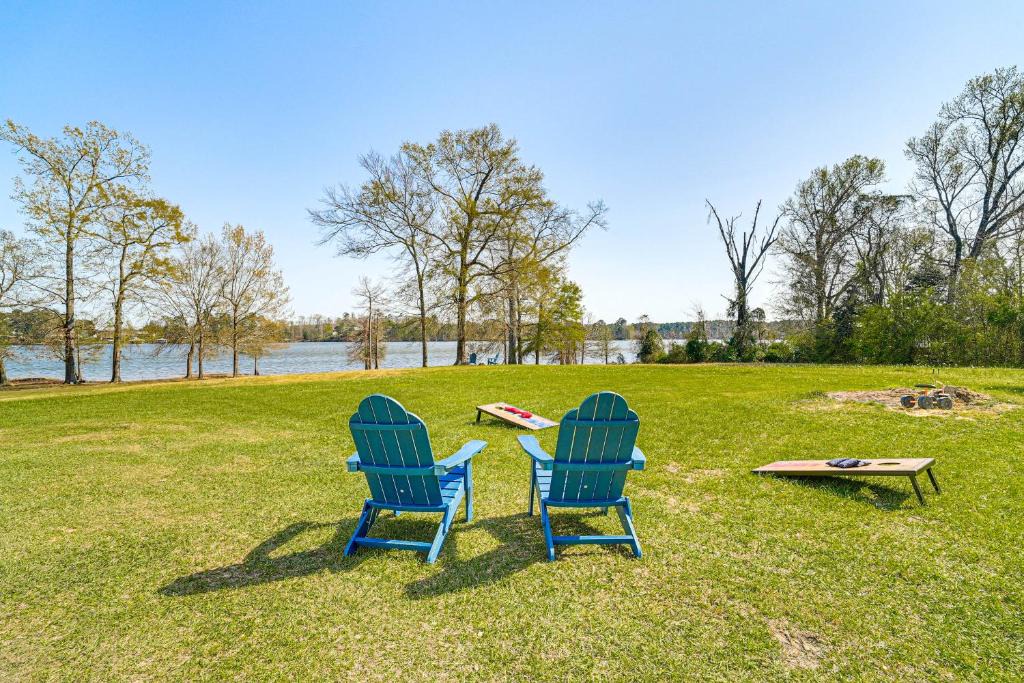 Negreet House | Boat & Swim: Lakefront Toledo Bend Retreat!