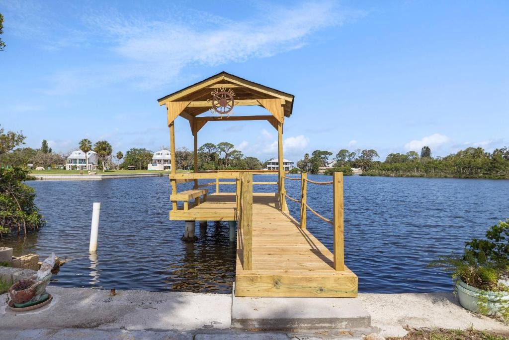 Green Key Estates House | Boaters Dream Rustic Waterfront Retreat