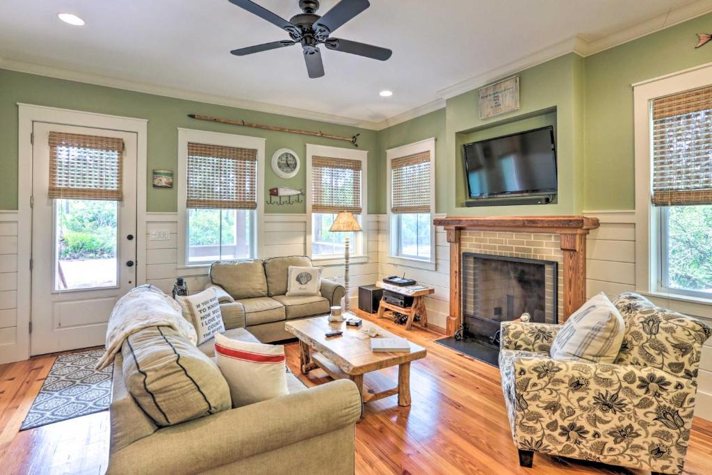 Panacea House | Breezy Home with Grills, Pool and Beach Access!