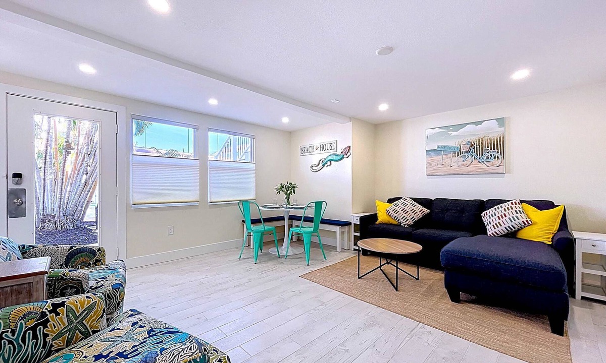 Bradenton Beach Condo | Bright Coastal Unit Steps From Beach/Walk 2 Bridge