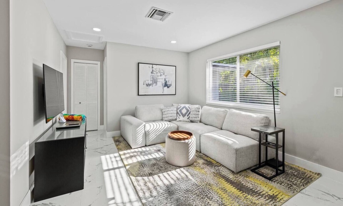 Sailboat Bend Apartment | Bright Las Olas Beach Apartment