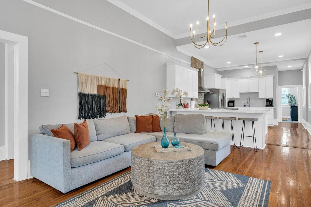 Uptown Historic District Apartment | Bright Uptown home w gated parking