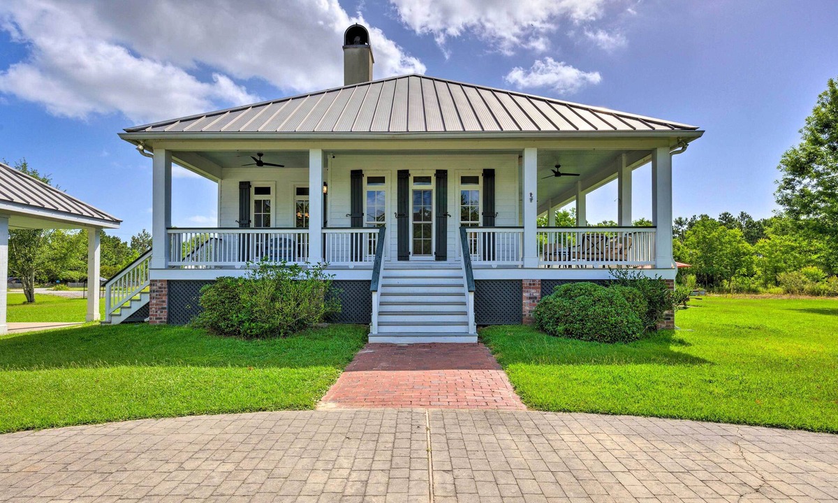 Waveland House | Bright Waveland Home - Walk to Beach Access!