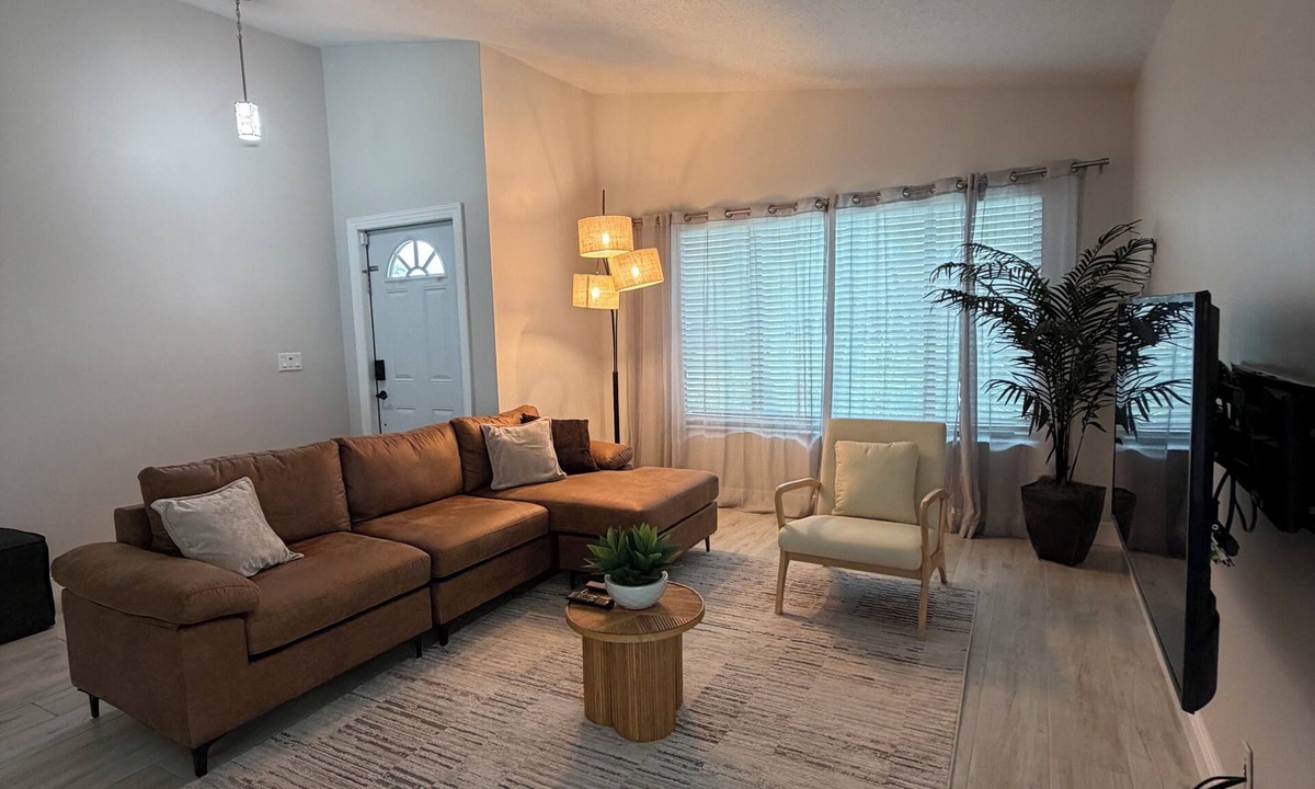 Sunrise House | Brilliant 3-bedroom house with AC in charming Sunrise