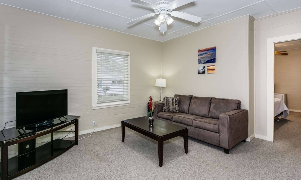 Southeast Pensacola House | Budget Friendly Centrally Located in East Hill - Free Off Street Parking - Free Fast Internet & WiFi