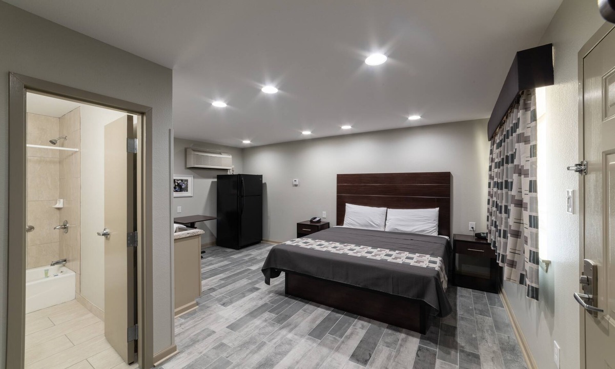 Park Forest - LA North Hotel | Budget Inn & Suites
