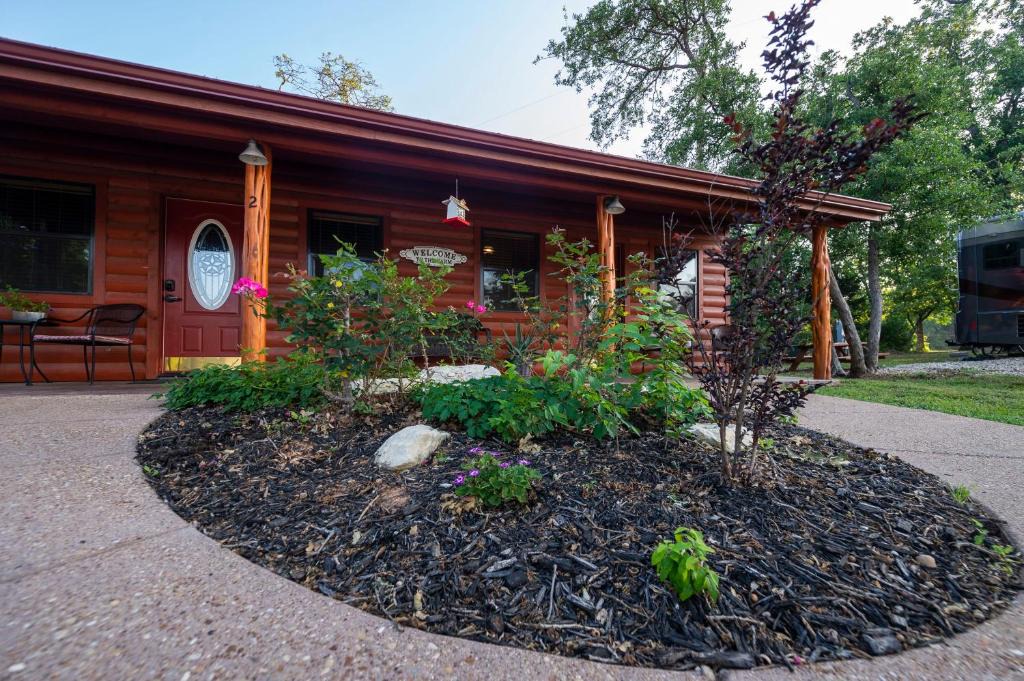 Waco Ski Chalet | Cabin 2 Rental 15 minutes from Magnolia and Baylor