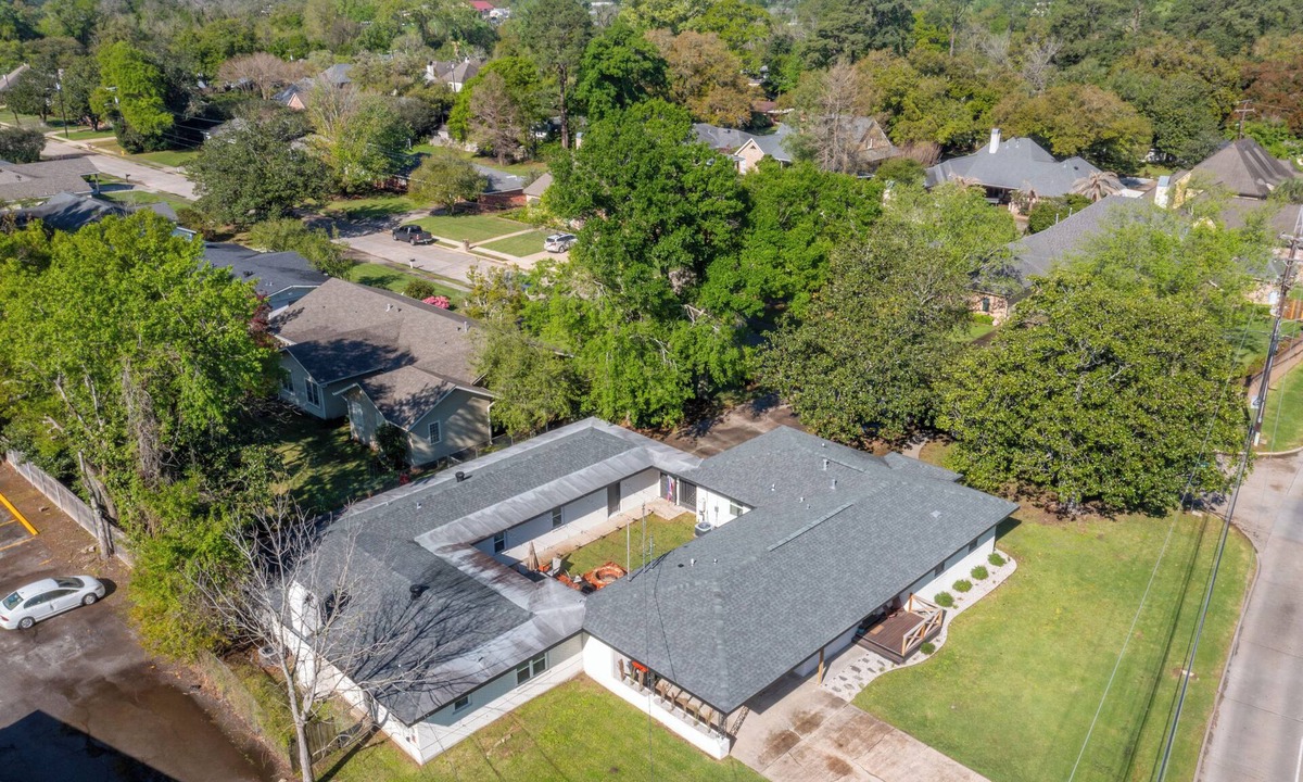Lafayette House | Cajun Cottage Compound-Sleeps 18