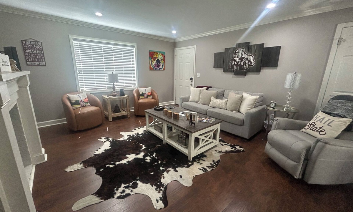 Starkville Condo | 🐾CAMPUS COWBELL🐾 Located on Campus! Goodie basket for guests!