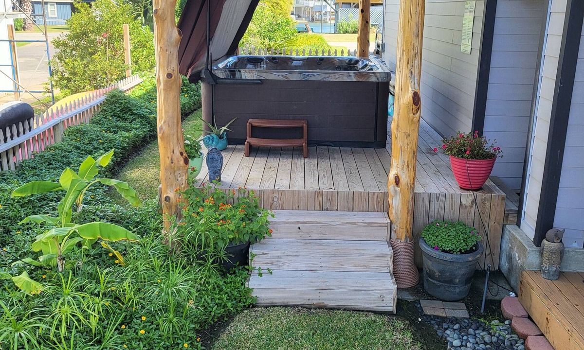 Jamaica Beach House | Canal home - Hot tub, Fish light, Kayaks, Paddle board & close to the Beach