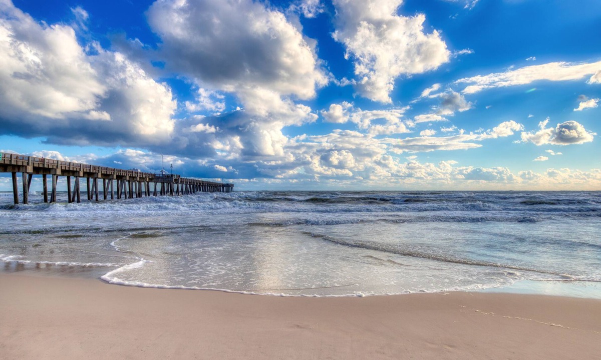 Sunnyside Condo | Carillon condo in downtown with pool access, balcony & W/D - close to the beach